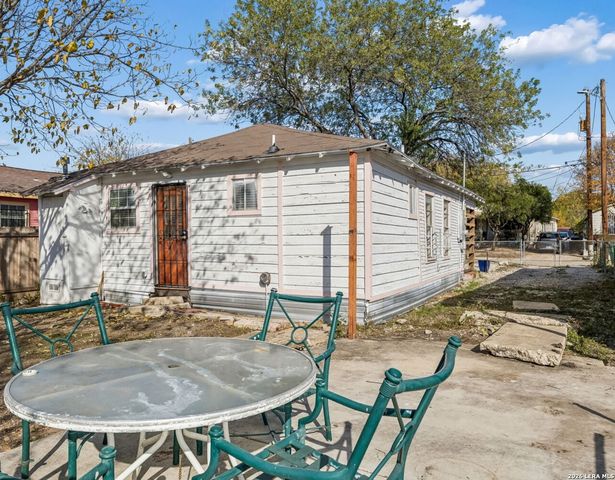 2214 Menchaca St, San Antonio, TX 78207
