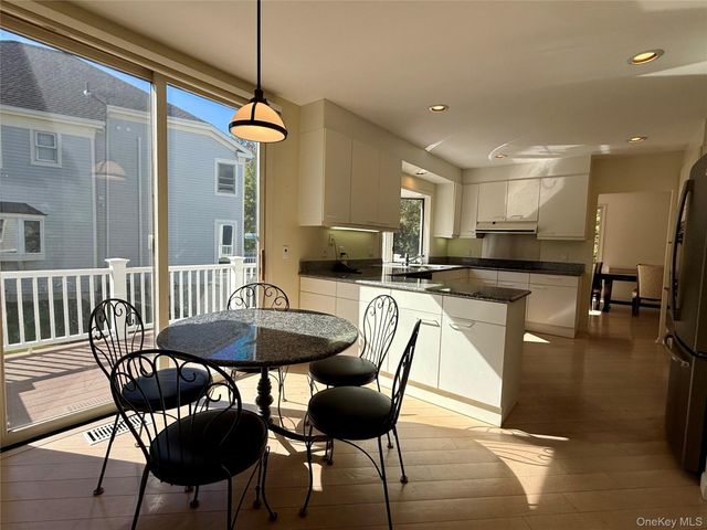 7 Cobblefield Lane, White Plains, NY 10605