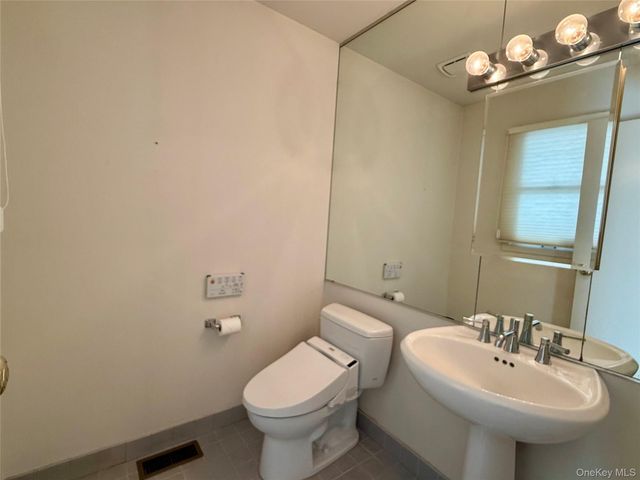 7 Cobblefield Lane, White Plains, NY 10605