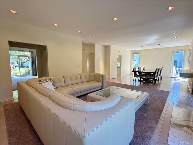 7 Cobblefield Lane, White Plains, NY 10605