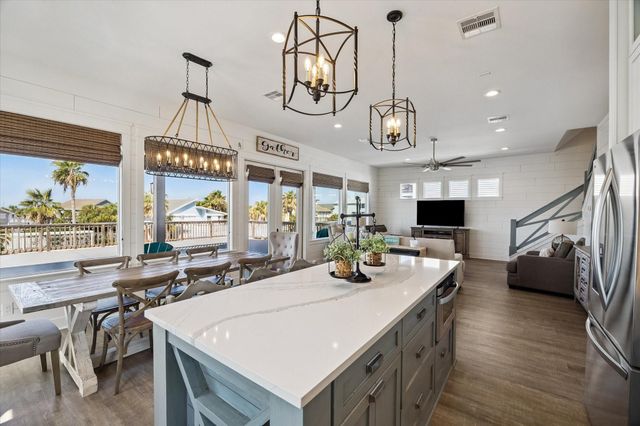 1534 Windsong Way, Tiki Island, TX 77554