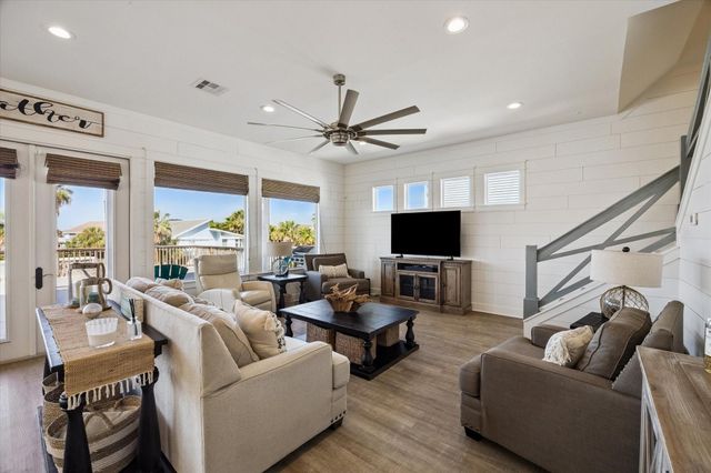 1534 Windsong Way, Tiki Island, TX 77554