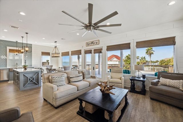 1534 Windsong Way, Tiki Island, TX 77554
