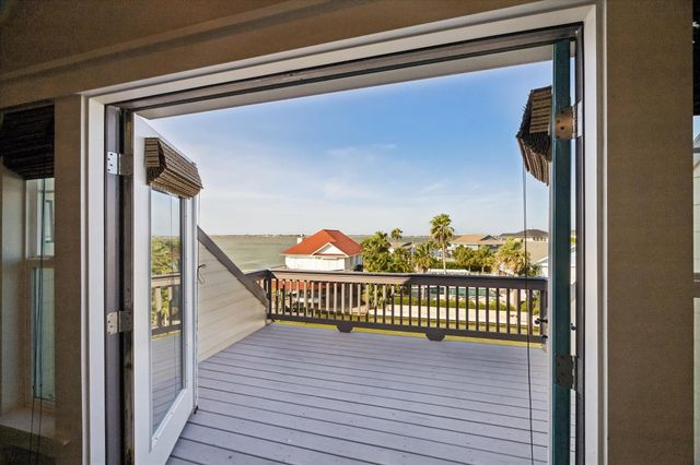1534 Windsong Way, Tiki Island, TX 77554