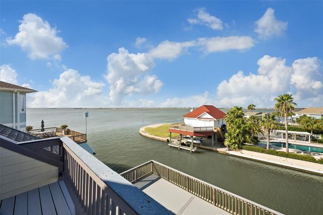 1534 Windsong Way, Tiki Island, TX 77554