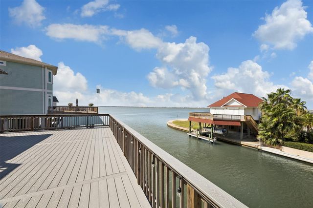 1534 Windsong Way, Tiki Island, TX 77554