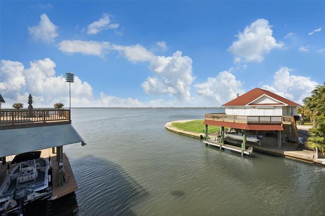 1534 Windsong Way, Tiki Island, TX 77554