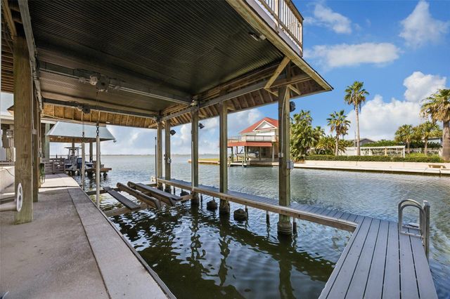 1534 Windsong Way, Tiki Island, TX 77554