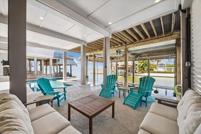 1534 Windsong Way, Tiki Island, TX 77554