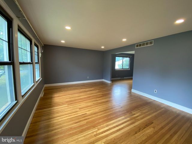 1 NIAMOA DR, Cherry Hill, NJ 08003