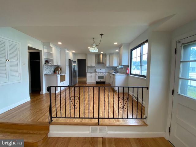 1 NIAMOA DR, Cherry Hill, NJ 08003