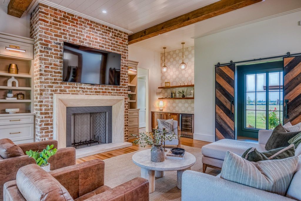 104 Hartfield Hill LN, Round Top, TX 78954