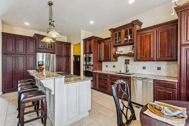 6906 E Summerside Ct, Bel Aire, KS 67226