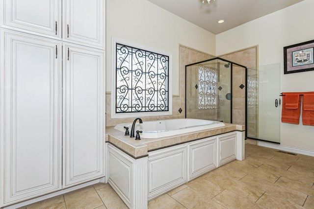 6906 E Summerside Ct, Bel Aire, KS 67226