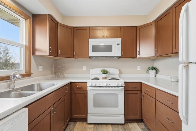 2710 Hickory Drive SW, Cedar Rapids, IA 52404