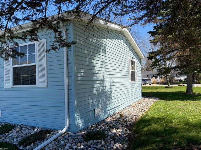 421 Red Pine Drive, Flint, MI 48506