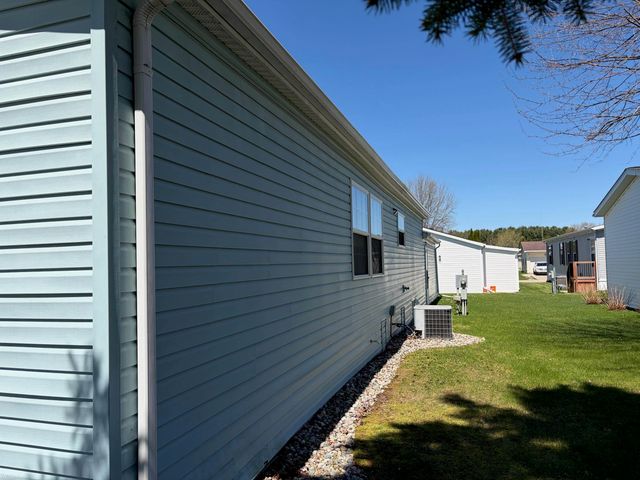 421 Red Pine Drive, Flint, MI 48506