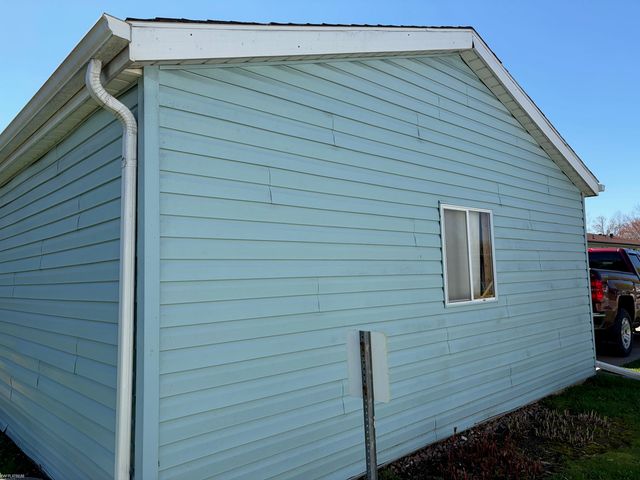 421 Red Pine Drive, Flint, MI 48506