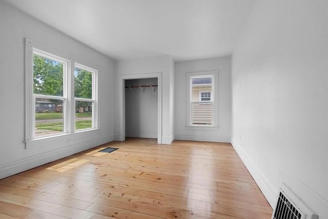 417 W BEACON AVENUE, New London, WI 54961