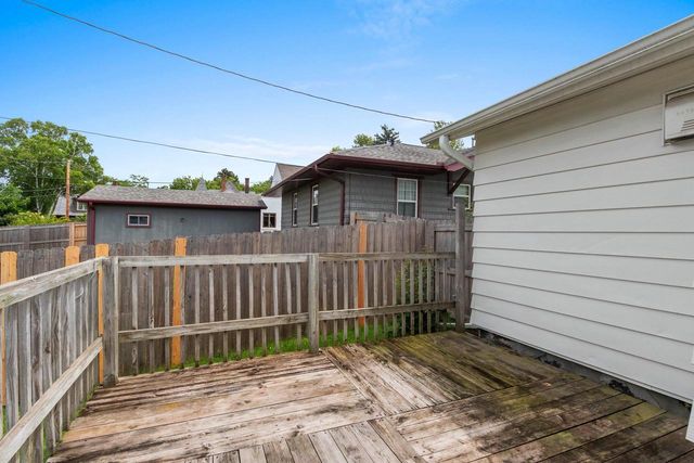 417 W BEACON AVENUE, New London, WI 54961