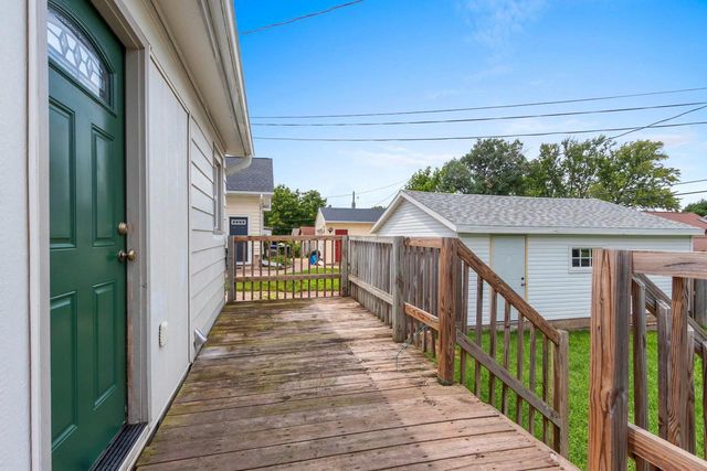 417 W BEACON AVENUE, New London, WI 54961