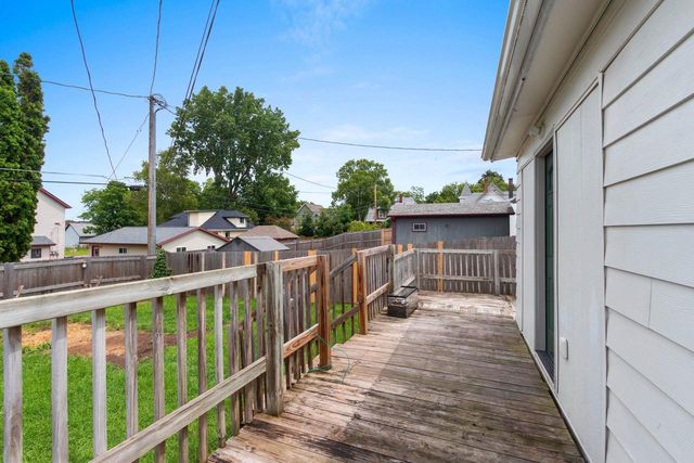 417 W BEACON AVENUE, New London, WI 54961