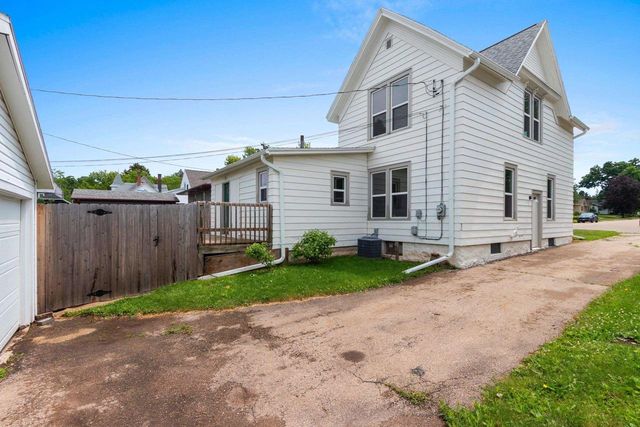 417 W BEACON AVENUE, New London, WI 54961