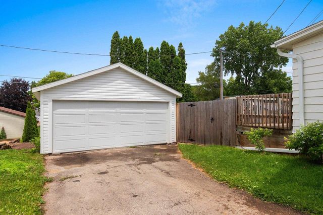 417 W BEACON AVENUE, New London, WI 54961