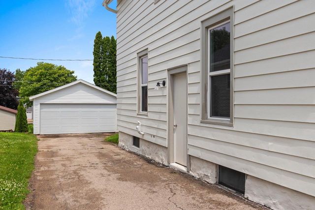 417 W BEACON AVENUE, New London, WI 54961