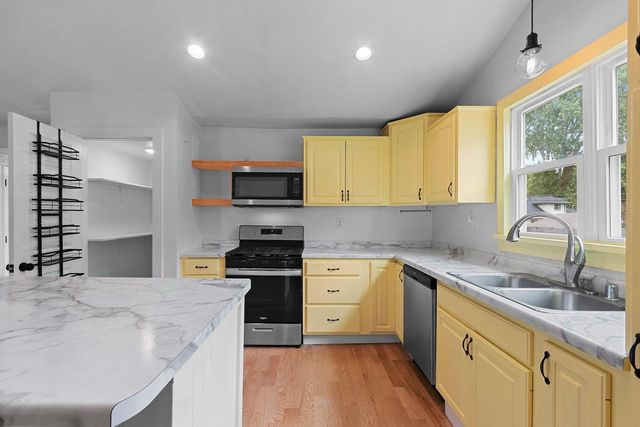417 W BEACON AVENUE, New London, WI 54961