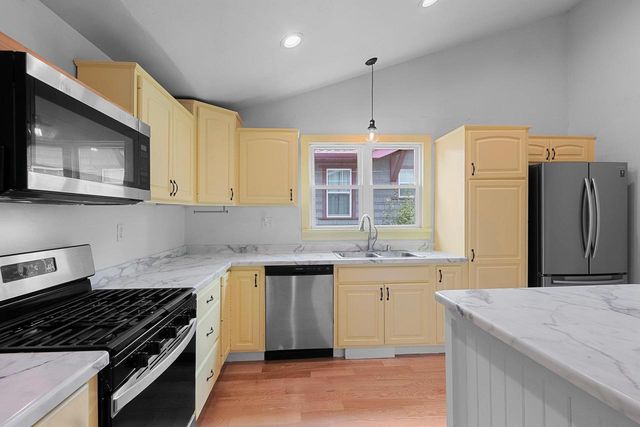 417 W BEACON AVENUE, New London, WI 54961