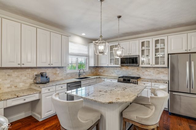 8856 Pin Oak Drive, Zionsville, IN 46077