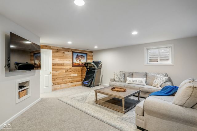 8856 Pin Oak Drive, Zionsville, IN 46077