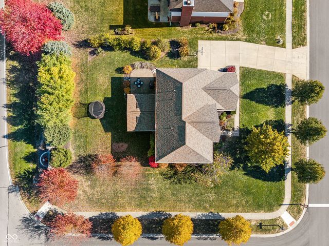 8856 Pin Oak Drive, Zionsville, IN 46077