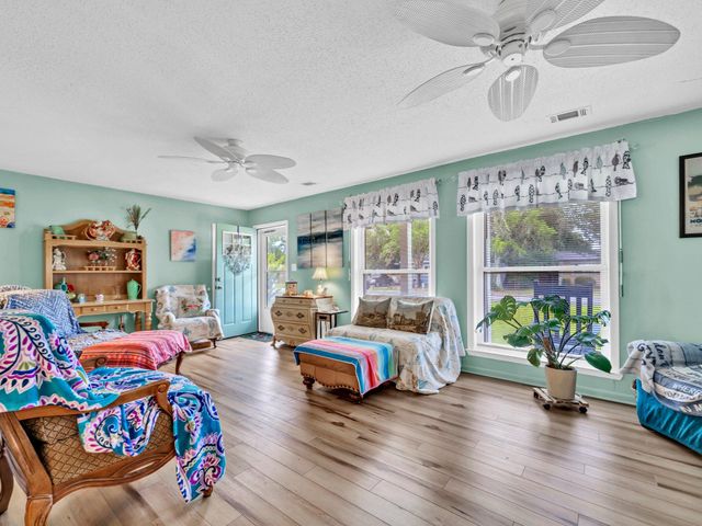141 NW Rainbow Drive, Fort Walton Beach, FL 32548