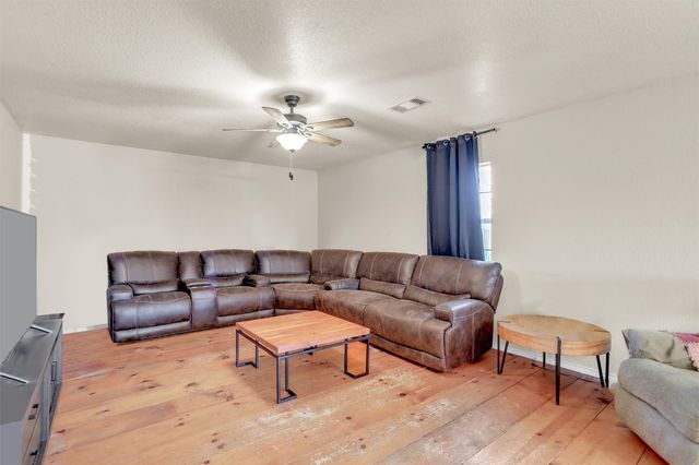 270 E Lamar Street, Palmer, TX 75152