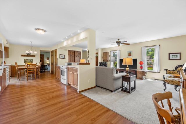 S67W32648 Ashton WAY E, Mukwonago, WI 53149