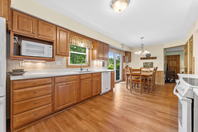 S67W32648 Ashton WAY E, Mukwonago, WI 53149