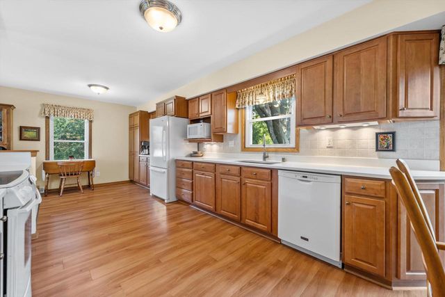 S67W32648 Ashton WAY E, Mukwonago, WI 53149