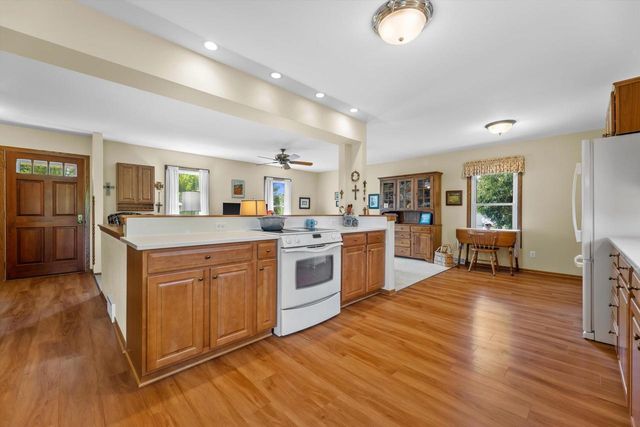 S67W32648 Ashton WAY E, Mukwonago, WI 53149