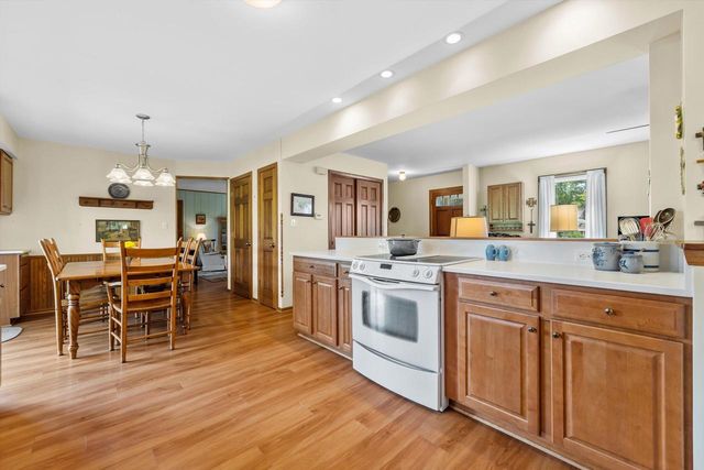 S67W32648 Ashton WAY E, Mukwonago, WI 53149