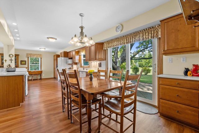 S67W32648 Ashton WAY E, Mukwonago, WI 53149