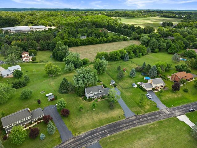 S67W32648 Ashton WAY E, Mukwonago, WI 53149