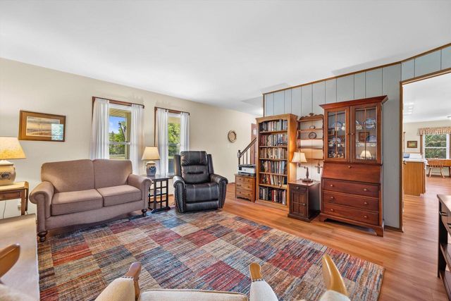 S67W32648 Ashton WAY E, Mukwonago, WI 53149
