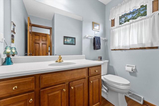 S67W32648 Ashton WAY E, Mukwonago, WI 53149