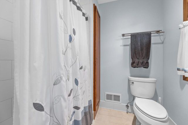 S67W32648 Ashton WAY E, Mukwonago, WI 53149