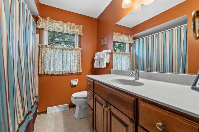 S67W32648 Ashton WAY E, Mukwonago, WI 53149