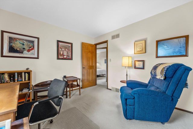 S67W32648 Ashton WAY E, Mukwonago, WI 53149