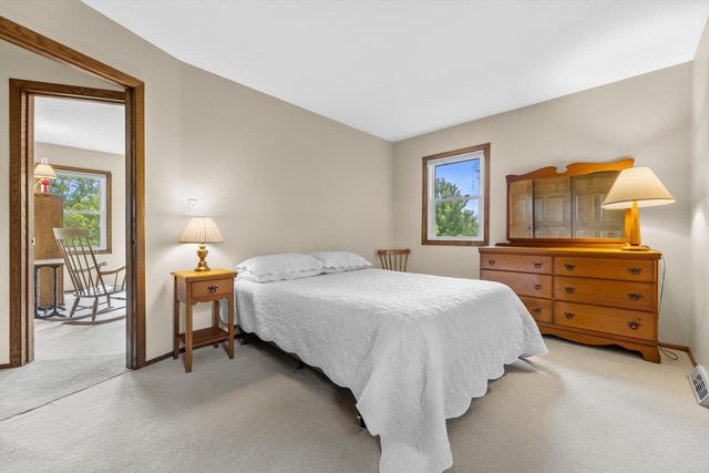 S67W32648 Ashton WAY E, Mukwonago, WI 53149