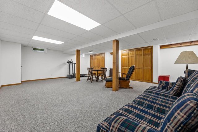S67W32648 Ashton WAY E, Mukwonago, WI 53149